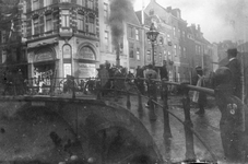 830920 Afbeelding van een stoombrandspuit van de gemeentelijke brandweer op de Maartensbrug over de Oudegracht te ...